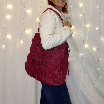 Beerenfarbene große Tasche mit zusätzlicher kleiner Tasche